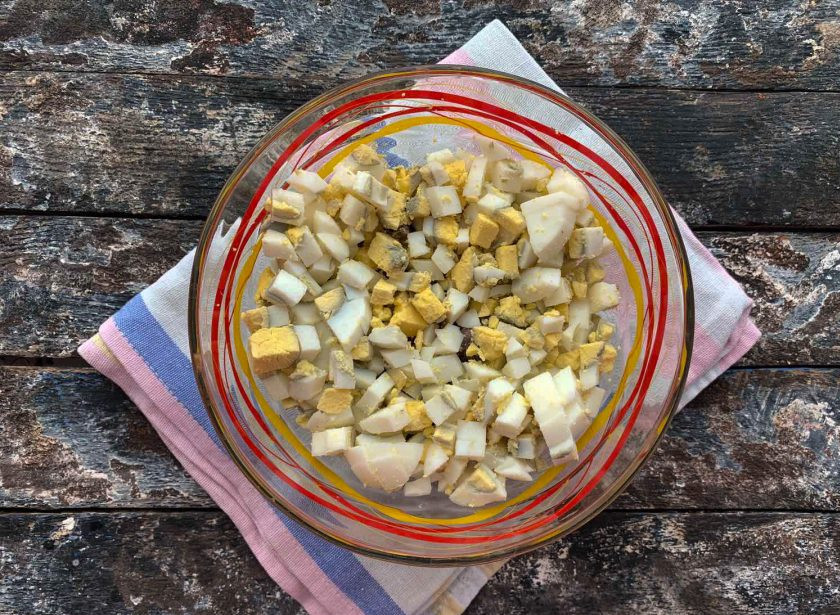 1. Этап. Салат Сердцеедка с куриными сердечками: Яйца очистите от скорлупы и нарежьте небольшими кусочками.