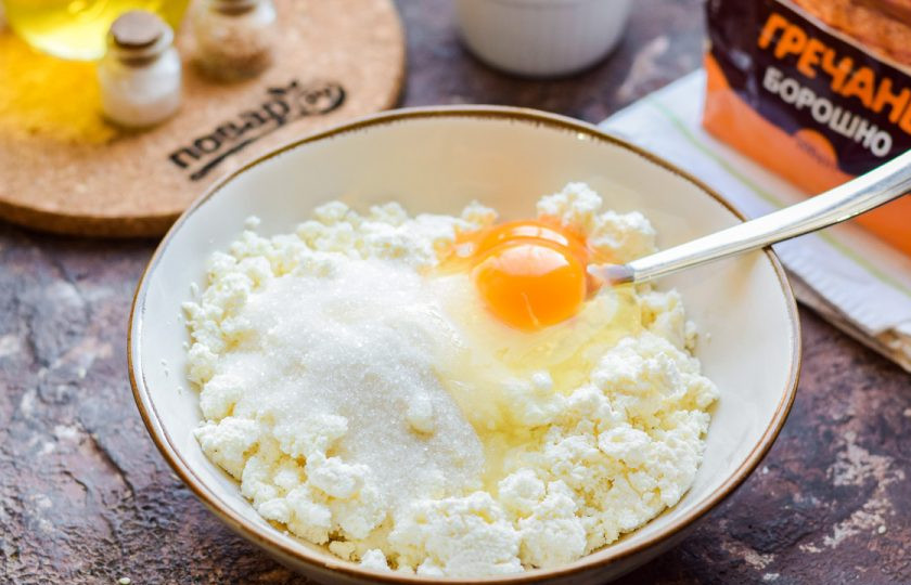 1. Этап. Сырники с гречневой мукой: Добавьте в творог одно крупное куриное яйцо.