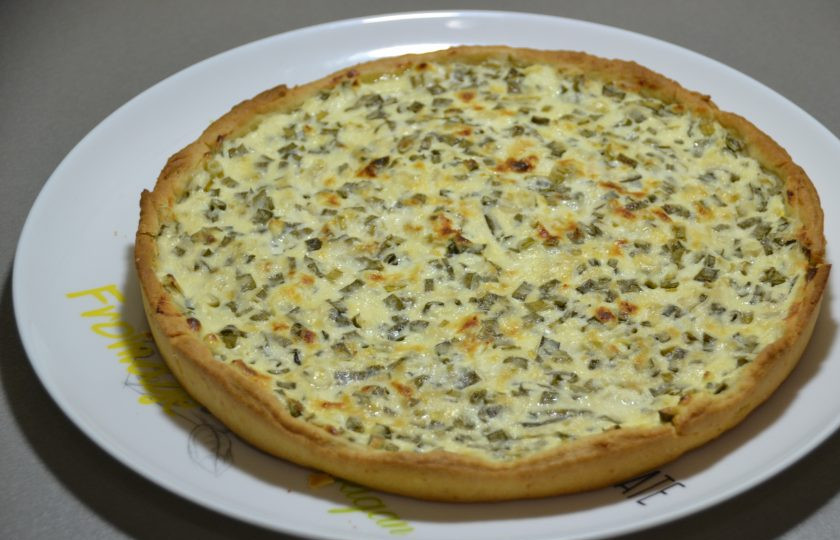 1. Этап. Пирог с зеленым луком и творогом: Аккуратно извлеките пирог из формы и переложите на блюдо.