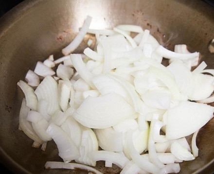 1. Этап. Макароны с мясом и овощами: Добавим на сковороду, в которой жарилось мясо, ложку масла и обжарим лук до золотистого цвета.