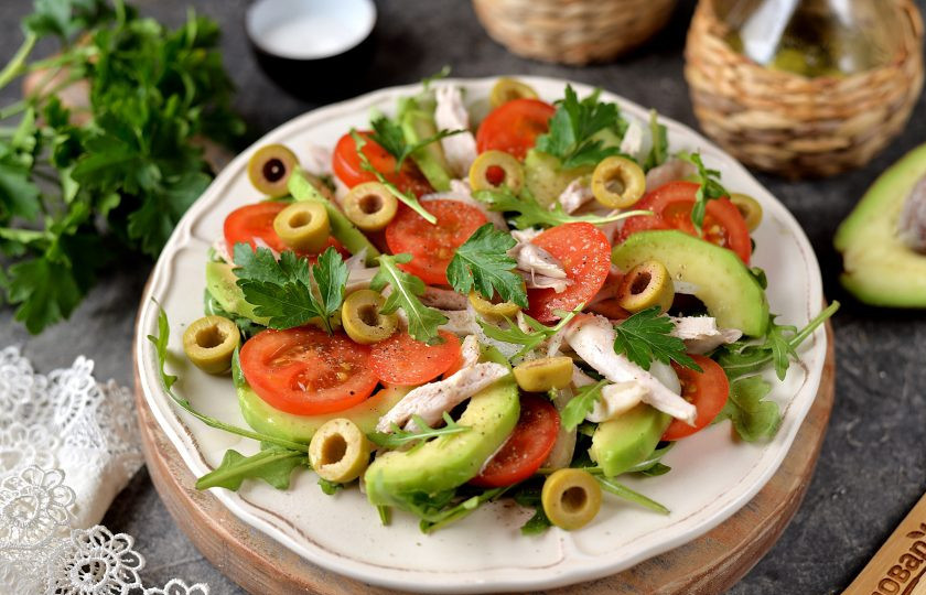 1. Этап. Салат с курицей, авокадо и рукколой: Посыпьте салат листиками петрушки, чуть посолите и поперчите, полейте оливковым маслом первого отжима.