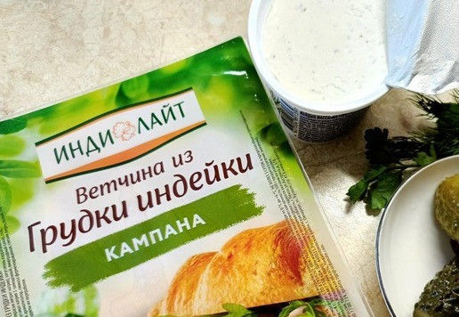 1. Этап. Закусочные роллы из ветчины с огурцом: Подготовить нужные продукты. Огурчики лучше берите маленькие, у меня какие нашлись. А то мне муж сказал, что ветчина мало чувствуется. )) Сыр можно любой - сливочный, плавленый, даже обычный Российский натертый на терке с чесноком и майонезом.