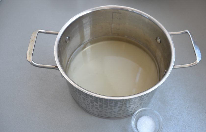 1. Этап. Цукаты из инжира: Сварите сахарный сироп, добавьте в него лимонную кислоту.