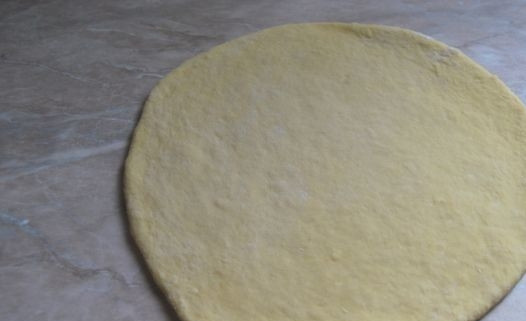 1. Этап. Торт Наполеон с очень вкусным кремом: Из этого теста раскатайте лепёшку в 1 см толщиной.