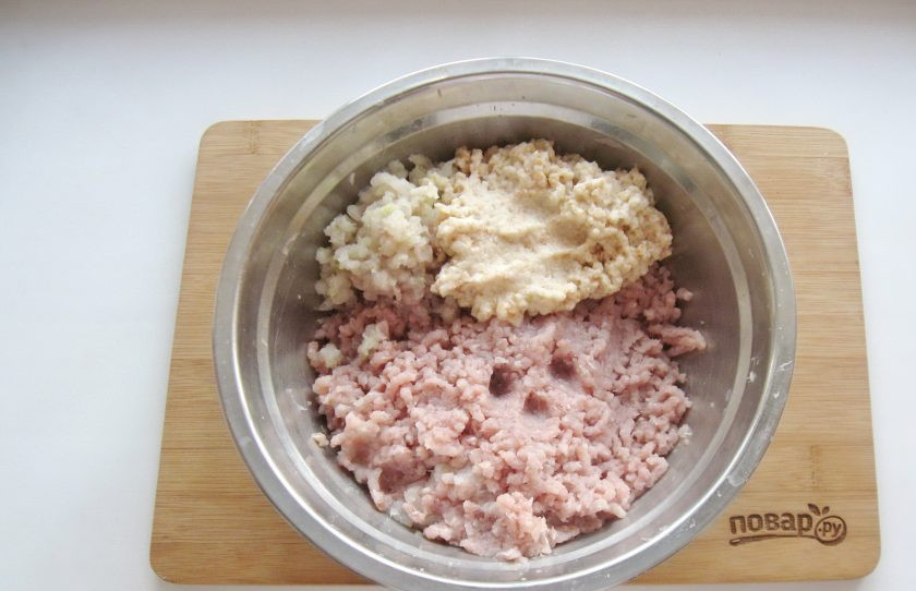 1. Этап. Рыбные котлеты с майонезом: Батон залейте холодной водой и отожмите. Репчатый лук очистите, помойте. Пропустите через мясорубку филе, батон и лук.