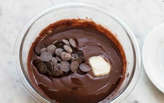 1. Этап. Шоколадный десерт в микроволновке: 5. Добавьте шоколад, ванильный экстракт и сливочное масло. Перемешайте. Разлейте по порционным чашкам или креманкам. Чуть остудив, уберите в холодильник.