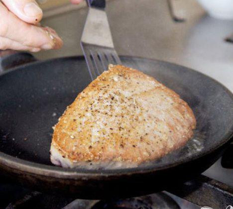 1. Этап. Салат Нисуаз или Ниццкий салат: 4. Поставить сковородку на максимальный огонь, скрутить до среднего и влить 1 ст.л. оливкового масла. Положить тунец и хорошо посолить. Жарить 4 минуты. Перевернуть и жарить еще 4 минуты. Отложить.