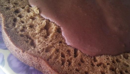 1. Этап. Торт Шоколадка: 3. Теперь промажьте одну часть коржа (я обычно разрезаю его на 2 части) кремом. При желании посыпьте сверху маком или добавьте к крему чернослив.