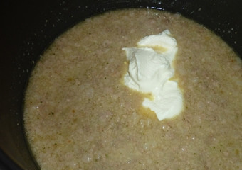 1. Этап. Подливка из фарша: 7. Когда содержимое сковороды слегка загустеет, добавляем сметану и измельченную зелень. Тщательно перемешиваем и оставляем на огне еще на 2-3 минуты.