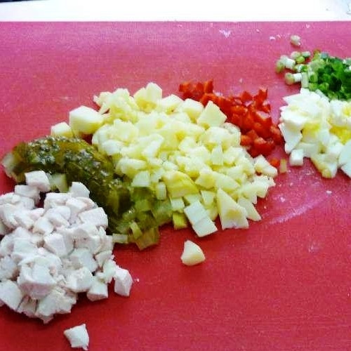 1. Этап. Салат Столичный: Собственно, рецептура до безумия простая. Нарезаем равномерными кубиками картофель, курицу, яйцо, перец и соленый огурец. Зелень мелко шинкуем.