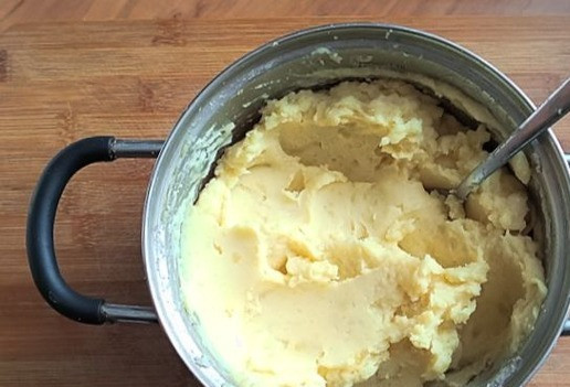 1. Этап. Суздальский яблочник: Вливаем яично-молочную смесь и соединяем с пюре.