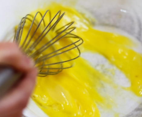 1. Этап. Тутманик: Дрожжи разводим в теплом молоке, добавляем сахар и 2 столовые ложки муки, перемешиваем, накрываем пищевой пленкой и оставляем на 10 минут. В отдельную миску разбиваем 2 яйца и взбиваем их венчиком.