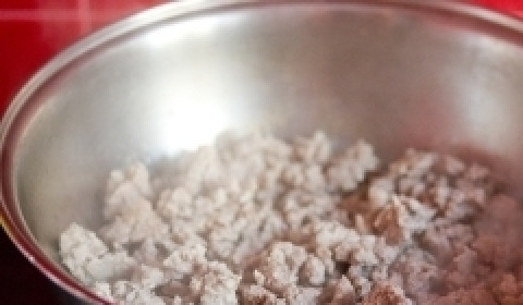 1. Этап. Картофельные зразы с фаршем: Обжарьте фарш на 2-3 столовых ложках растительного масла.