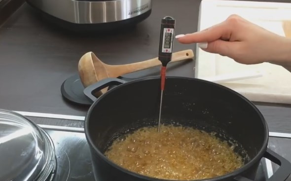 1. Этап. Настоящий торт Сникерс: 7. Для приготовления нуги смешайте в кастрюле с толстым дном сахарную пудру, воду и глюкозный сироп. Варите на среднем огне до 120 градусов.