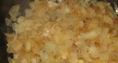 1. Этап. Лещ с грибами: 4. Откладываю леща в сторону и начинаю заниматься луком. Лук чищу, мою, нарезаю на мелкие кубики и обжариваю на растительном масле. Обжаривать нужно до золотистого цвета.