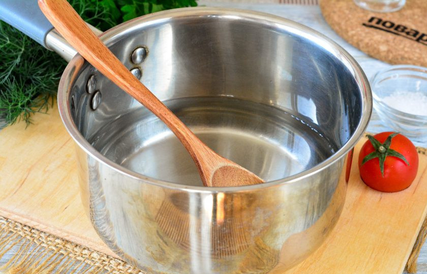 1. Этап. Маринованные помидоры без специй: Приготовьте маринад. Вскипятите 1 литр воды, всыпьте туда сахар и соль, размешайте до полного их растворения, влейте уксус и сразу выключите огонь.