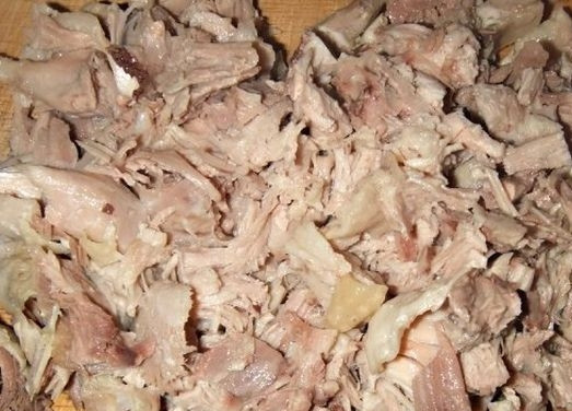 1. Этап. Салат Гнездо глухаря классический: 10. Остывшую курицу нарезаем так же мелко. Теперь есть два варианта приготовления салата: 1. Соединяем все ингредиенты, заправляем, а после украшаем. 2. Выкладываем салат слоями, а после украшаем.