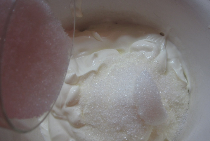 1. Этап. Блинный торт с вишней: Для крема нужно взбить сметану с сахарной пудрой, до густой однородной консистенции.