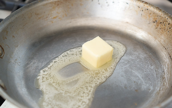 1. Этап. Сырный соус к начос: 1. Процесс на самом деле совсем несложный. Итак, на сковороде с высокими бортиками растопите сливочное масло.