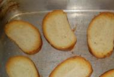 1. Этап. Бутерброды с консервированной рыбой: Хлеб поджарьте в духовке до золотистого цвета.