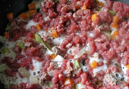 1. Этап. Паста торкио с рагу из ягненка: Влейте вино, готовьте пока оно не выпарится.