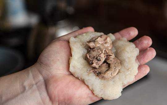 1. Этап. Рыбные зразы: Выложите начинку, в виде печени трески. Сформируйте зразы так, чтобы начинка осталась внутри.