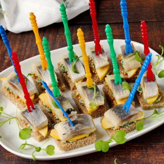 Канапе с селедкой и черным хлебом на шпажках