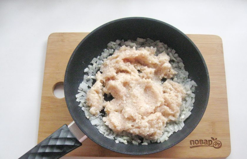 1. Этап. Макароны по-венгерски: После выложите в сковороду куриный фарш.
