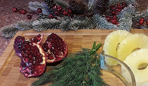 1. Этап. Новогодний салат с ананасами и индейкой: Продукты для украшения салата