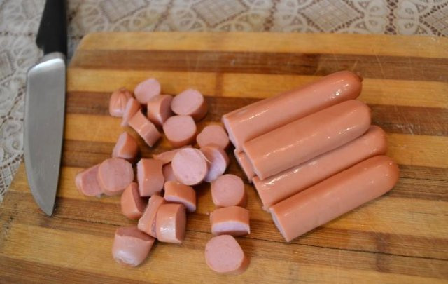 1. Этап. Сосиски на сковороде: 1. Сосиски очищаем от пленки, нарезаем половину сосисок кружочками, а половинки оставим целыми.