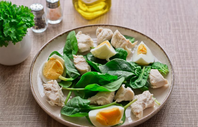 1. Этап. Салат Модница: Подготовьте тарелку для салата, выложите на нее листья молодого шпината, поверх разложите филе и яйцо.