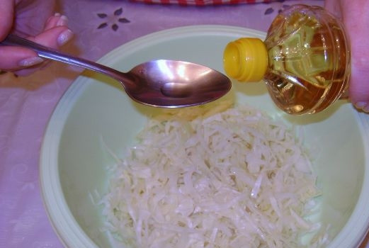 1. Этап. Свежий салат из капусты: 7. Осталось дело за малым - заправить практически приготовленный свежий салат из капусты в домашних условиях. Налить немного растительного масла (подойдет любое масло, которое вам нравится).