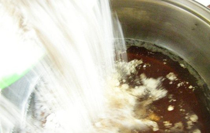 1. Этап. Коврижка 80-х годов: В горячую сладкую жидкость насыпьте муку и хорошо вымесите тесто.