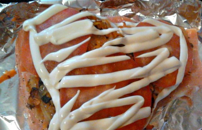 1. Этап. Семга с овощами в фольге: На овощи кладем пару кружочков помидора и смазываем все небольшим количеством майонеза.