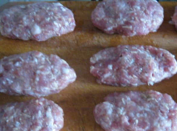 1. Этап. Котлеты из баранины в духовке: Слегка смочите руки в воде, чтобы фарш не прилипал и сформируйте котлеты.