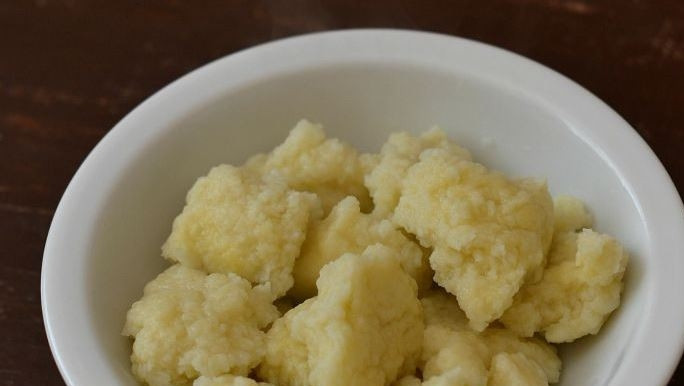 1. Этап. Полтавский борщ с галушками: Сформируйте из теста галушки небольшого размера. Затем в отдельной кастрюльке вскипятите воду. Отварите в ней галушки до полной готовности.