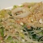 Рисовая лапша с креветками и кальмарами Шинкуем китайскую капусту (мельчить необязательно). В кипящую подсоленную воду закидываем листики лаврушки, замороженные кольца кальмара и очищенные креветки на 2-3 минуты. До кипения доводить не нужно - нам надо только разогреть морепродукты, иначе они станут