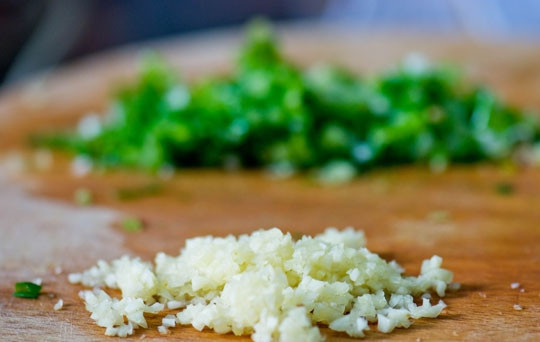 1. Этап. Рис с чесноком: 2. Пока рис варится, можно заняться чесноком. Его необходимо очистить и измельчить (натереть на терке, выдавить через пресс или мелко нарезать). Зеленый лук вымыть, просушить и также измельчить.