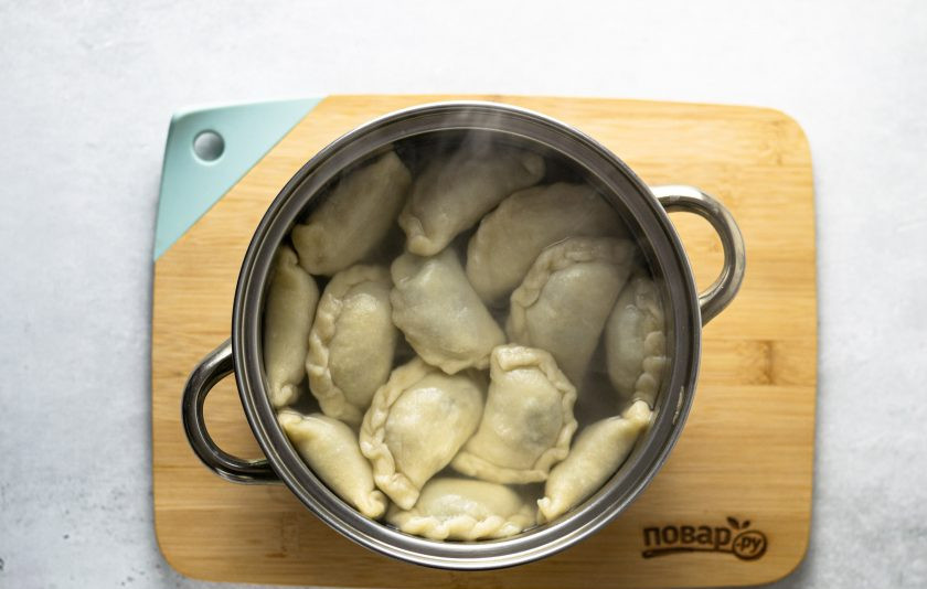 1. Этап. Вареники с сушеными грибами: Отварите вареники в кипящей подсоленной воде примерно 10 минут, пока не всплывут.