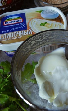 1. Этап. Яичница в сырно-сметанном соусе: Сливочный сыр в два этапа ввести в сметану.