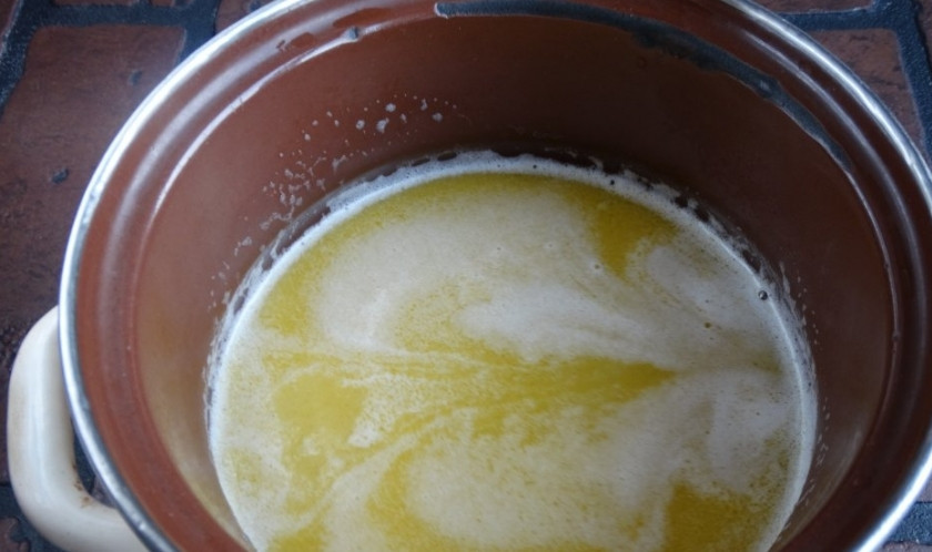 1. Этап. Заварные кольца: 1. В сотейник отправляем сливочной масло, наливаем воду и добавляем щепотку соли. Отправляем кастрюлю на плиту, доводим до кипения и уменьшаем огонь на минимум.