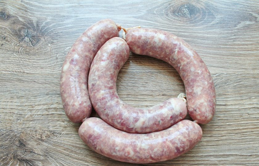 1. Этап. Домашняя колбаса на сковороде: Перекрутите колбасу в нескольких местах и завяжите второй конец кишки. Положите в миску, закройте и уберите в холодильник на 12 часов для усадки.