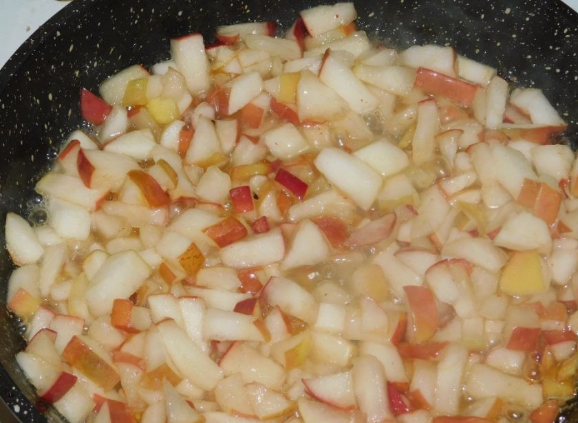 1. Этап. Рис с яблоками: Для яблочной начинки отдельно на сковороде растопите масло, добавьте 2-3 ст. л. сахара и нарезанные яблоки. Тушите их до мягкости и испарения лишней жидкости. На это уйдет минут 10.