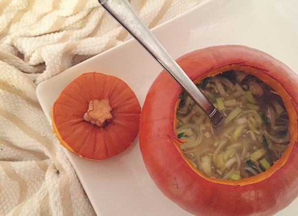 1. Этап. Суп из тыквы с сыром: Готовый суп из тыквы и сыра можете подавать прямо в тыкве, поспав тертым пармезаном. Если супа получается много, я его по тарелкам разливаю.