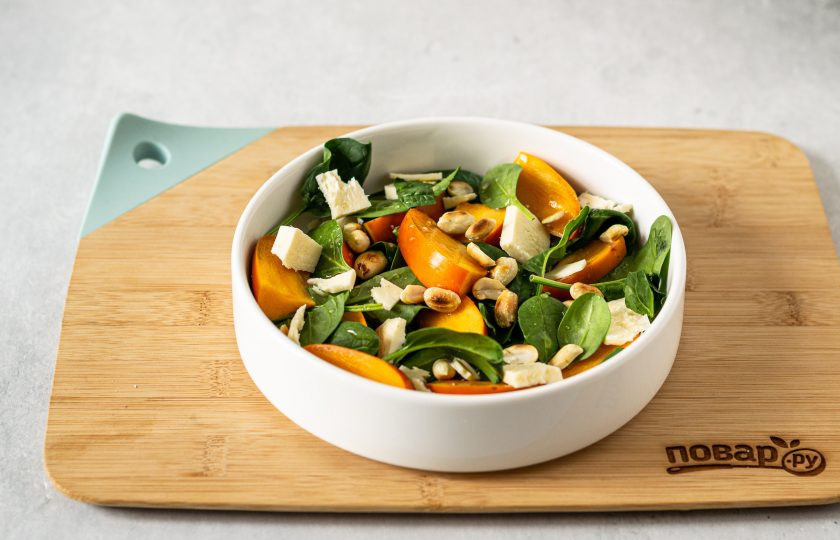 1. Этап. Салат с хурмой и шпинатом: Переложите все ингредиенты в миску, полейте заправкой.