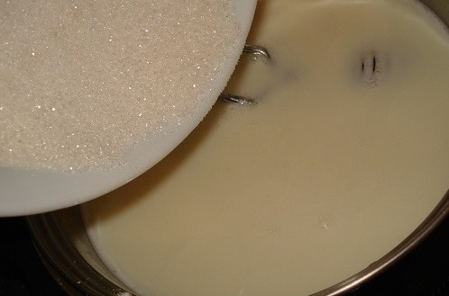 1. Этап. Крем яичный для торта: В кастрюлю наливаем молоко и доводим до кипения. В это же время засыпаем сахар и размешиваем, чтоб он полностью растворился.