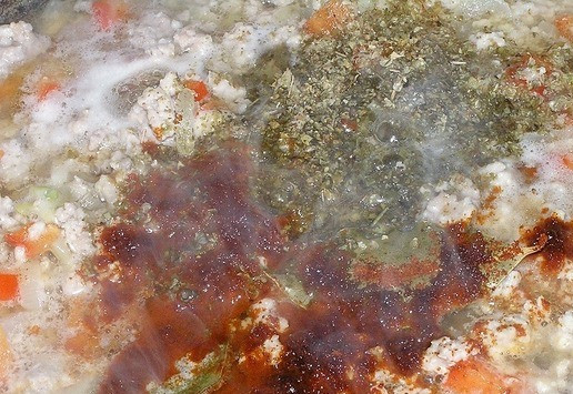 1. Этап. Аргентинский пирог с фаршем: Затем добавьте майоран, паприку, чили и перемешайте.