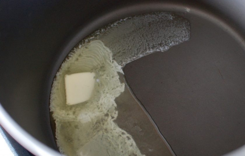 1. Этап. Картофельно-луковый суп: 4. Растопите сливочное масло в кастрюле.