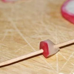 1. Этап. Закуска Красный цветок из редиса: Насадить небольшой кусочек редиса на зубочистку в качестве держателя.