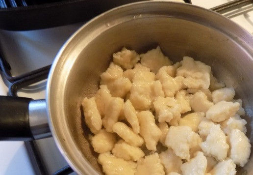 1. Этап. Венгерский гуляш-левеш: Откидываем на дуршлаг, чтобы вода стекла и выкладываем назад в кастрюлю. Можно добавить 1 ч л оливкового масла и перемешать.